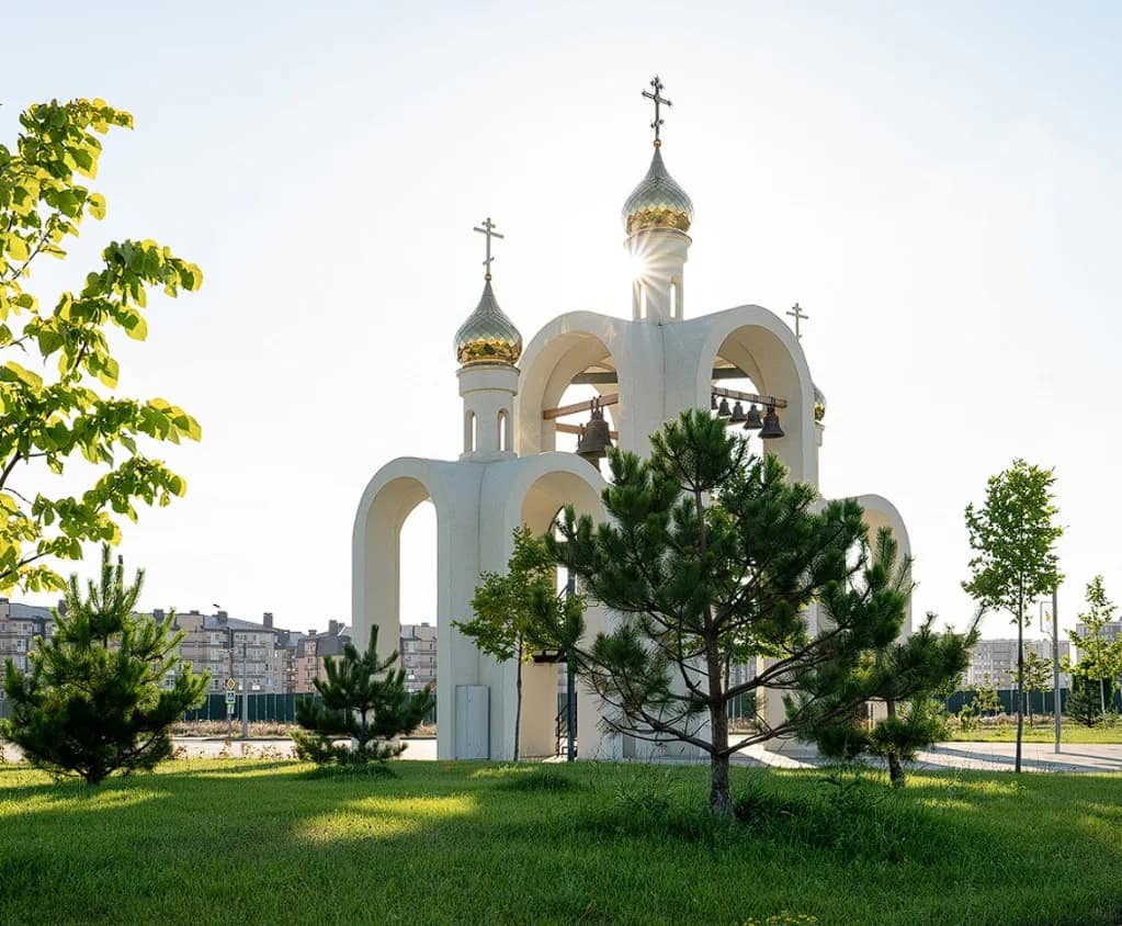 Рядом Крещенский парк, Ореховая роща, Императорский парк и Белая набережная
